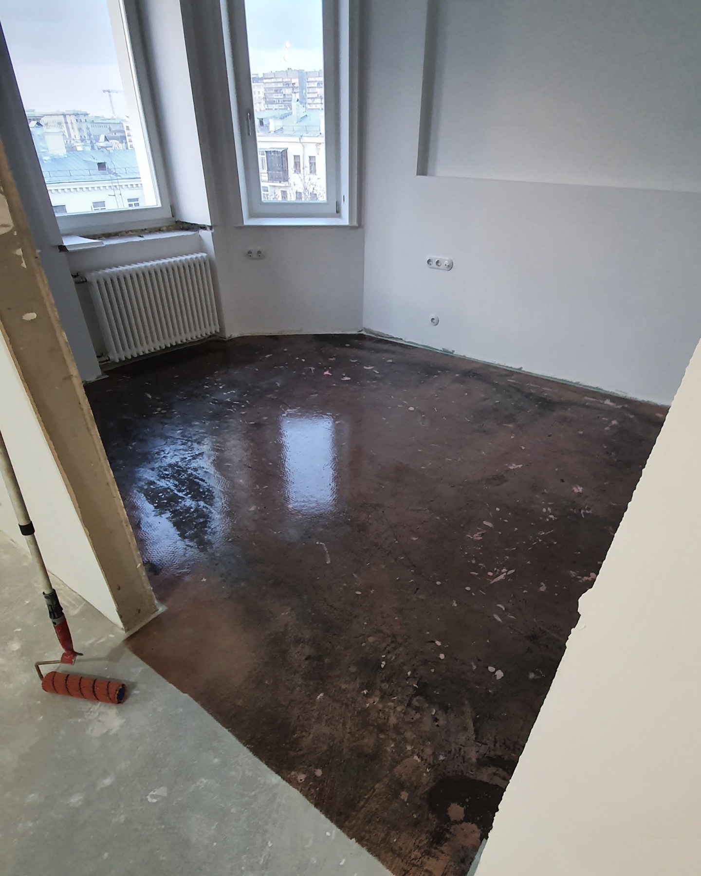 Primed subfloor before parquet base installation
