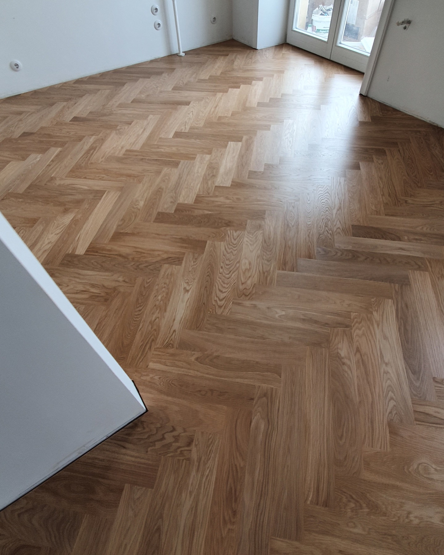 Finished oak herringbone parquet in the completed apartment
