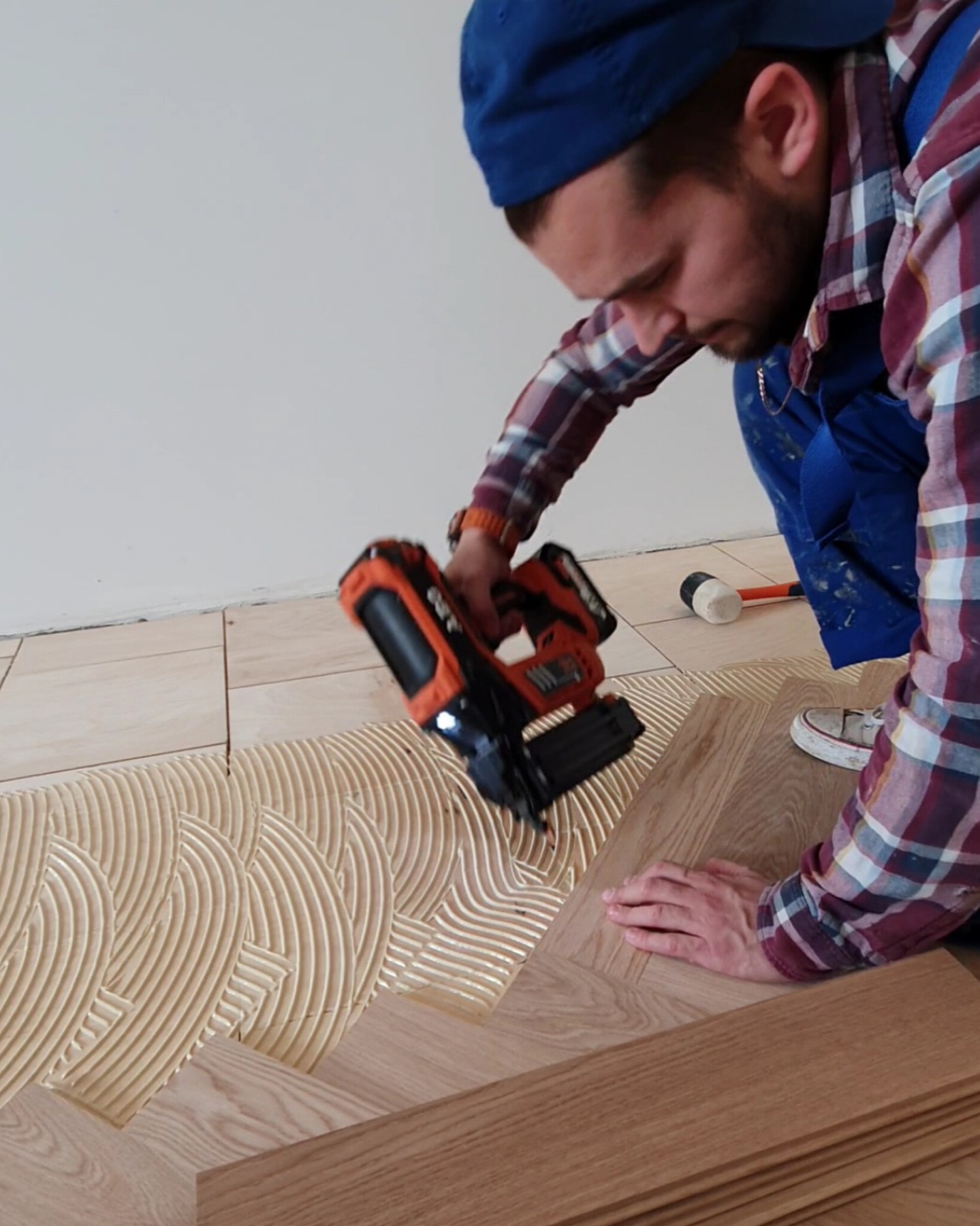 Installing oak herringbone parquet with adhesive and pin nails