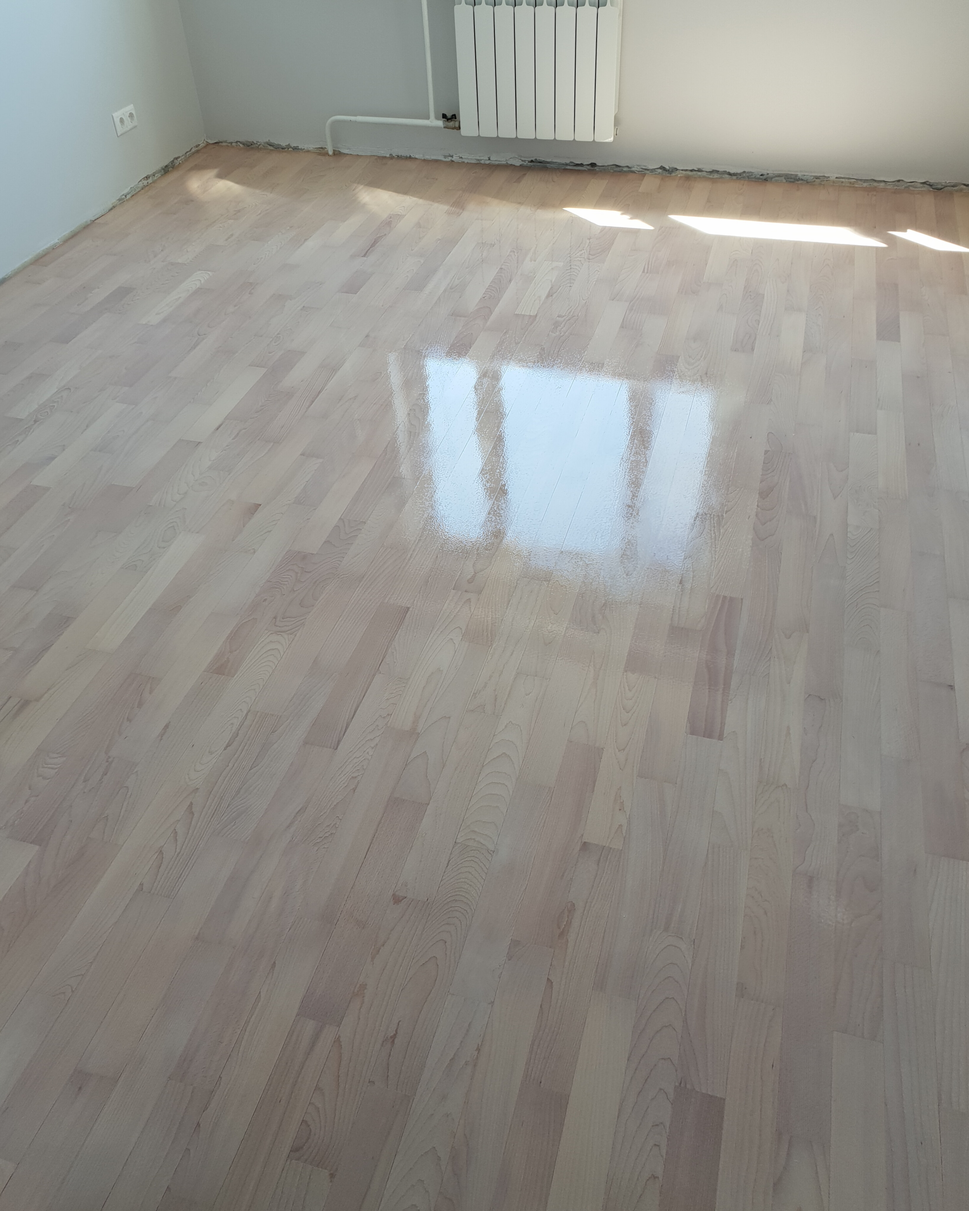 White-toned beech parquet floor finished with lacquer in a residential apartment