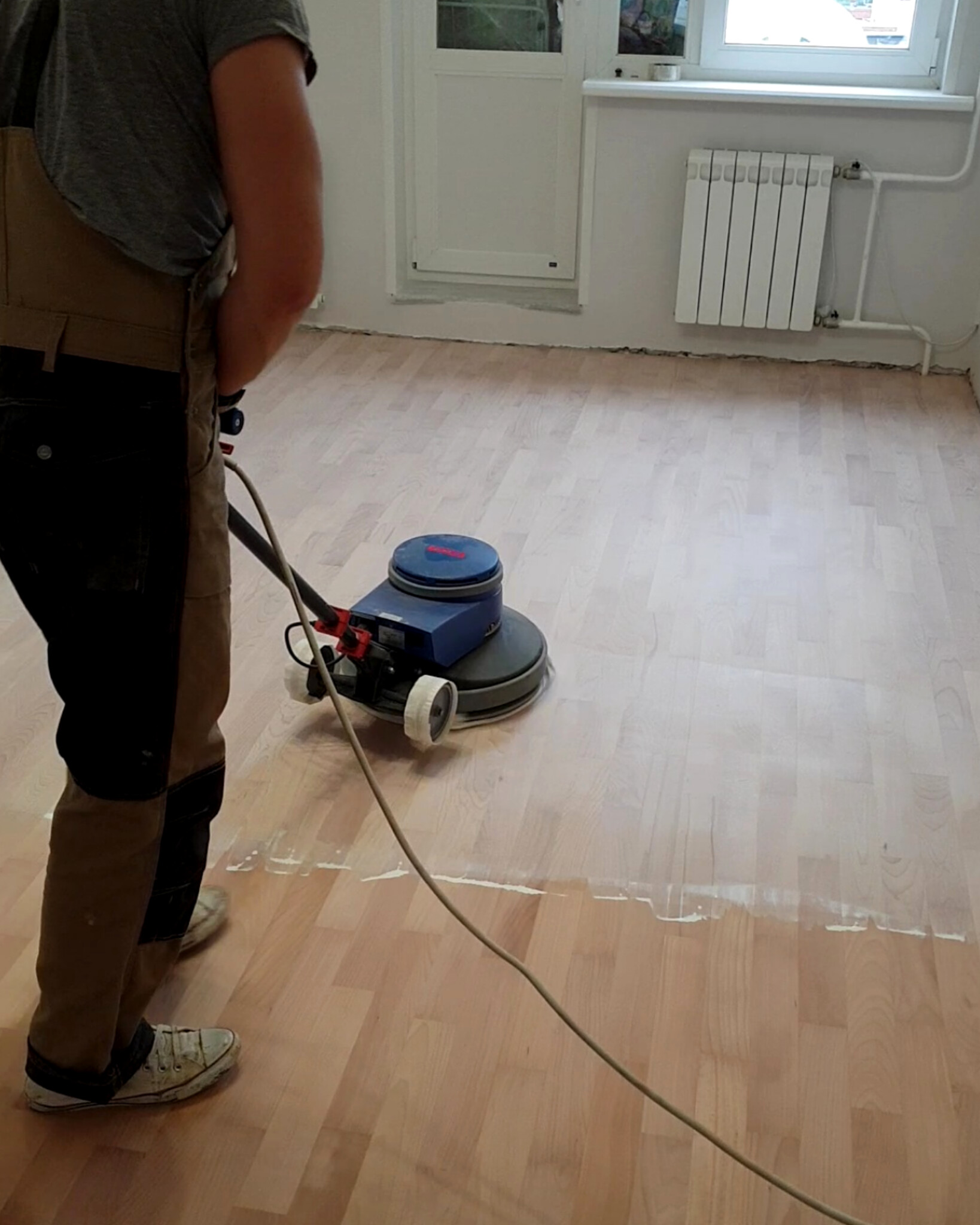 Applying white oil to the beech parquet with a Columbus single-disc machine