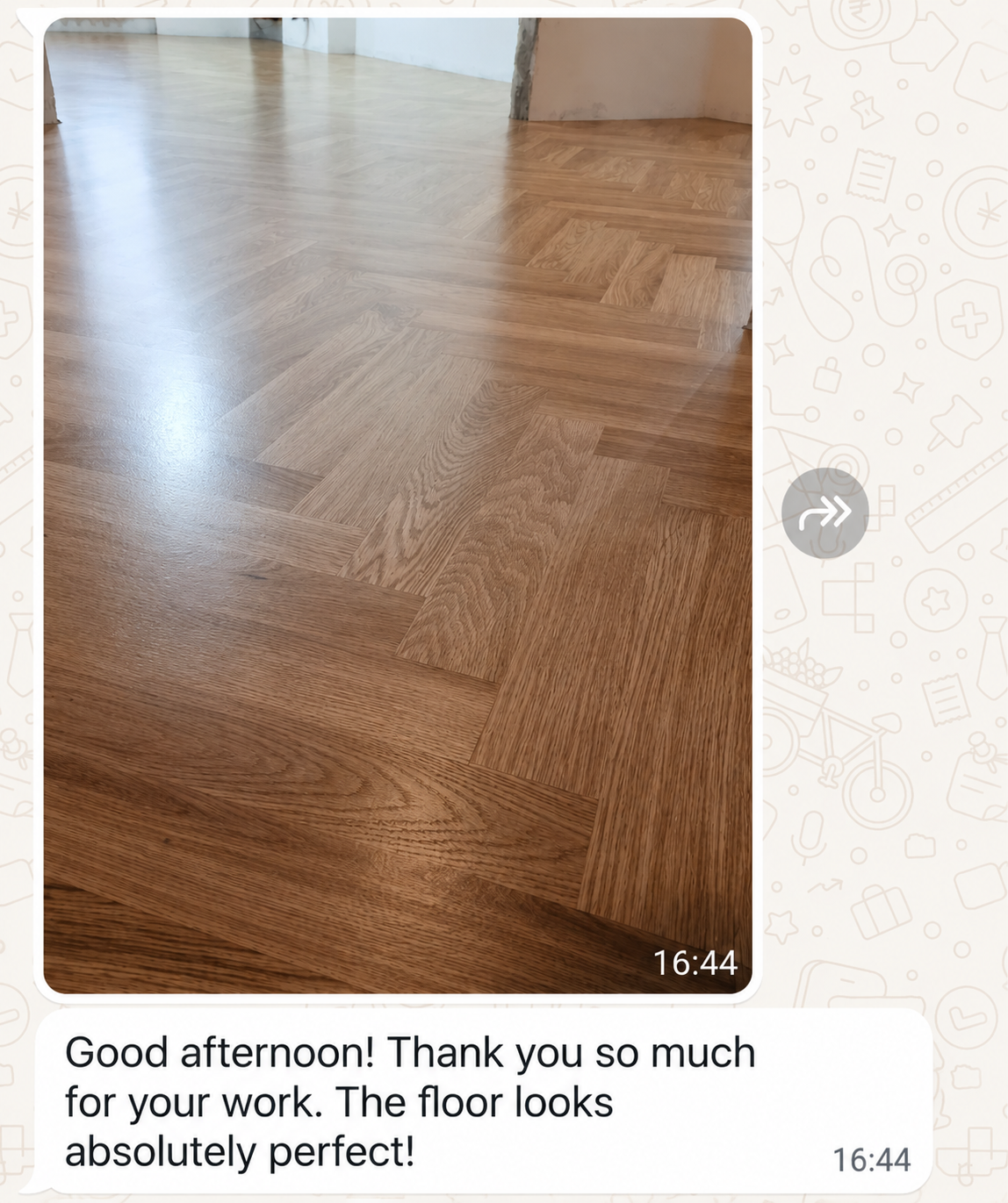 WhatsApp review praising the finished parquet floor and saying the result looks perfect.
